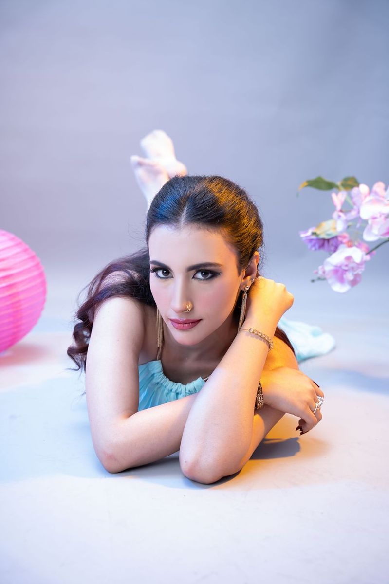 Pastel session with paper lanterns