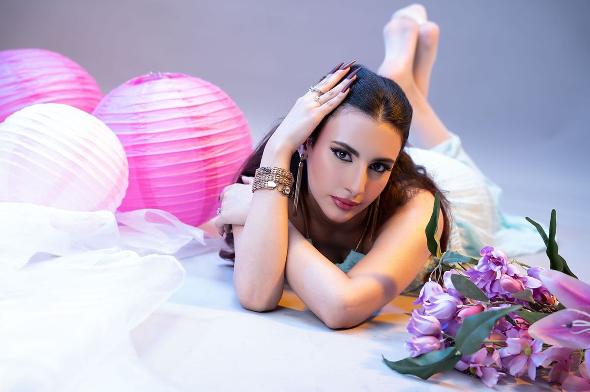 Pastel session with paper lanterns