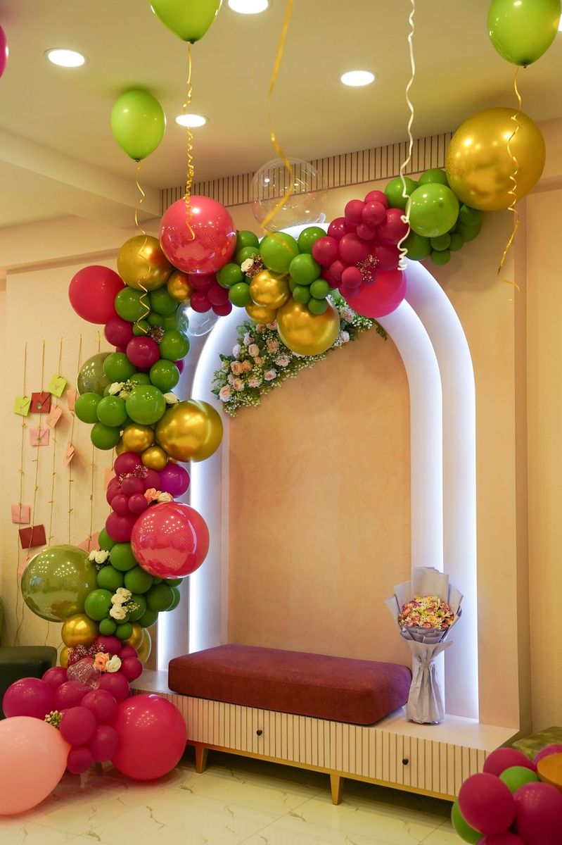 Selfie booth arch with balloons