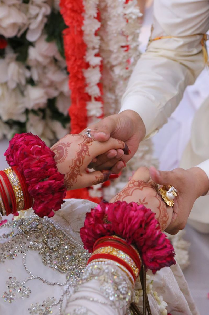 Bride and groom, garland detail