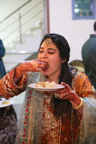 Candid mehndi moment