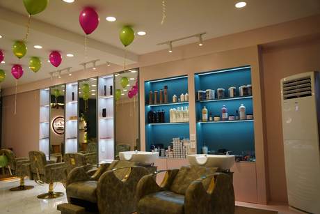 Aini's salon styling stations and wash area